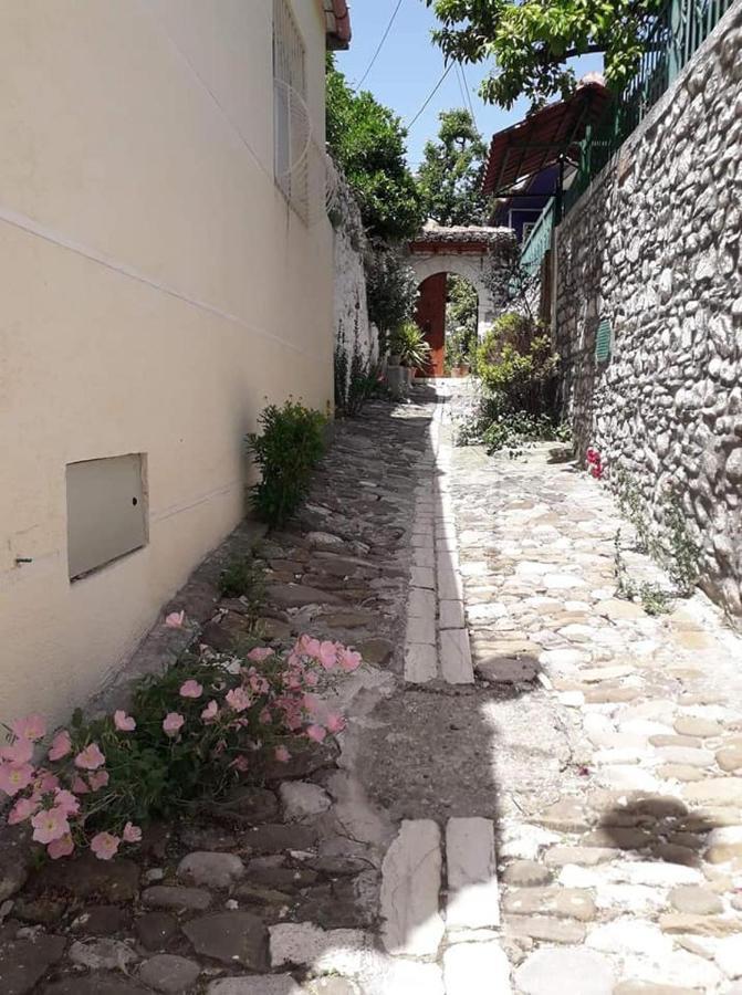 Guesthouse Hlias Gloria เบราท ภายนอก รูปภาพ