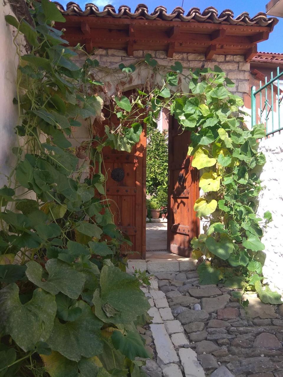 Guesthouse Hlias Gloria เบราท ภายนอก รูปภาพ