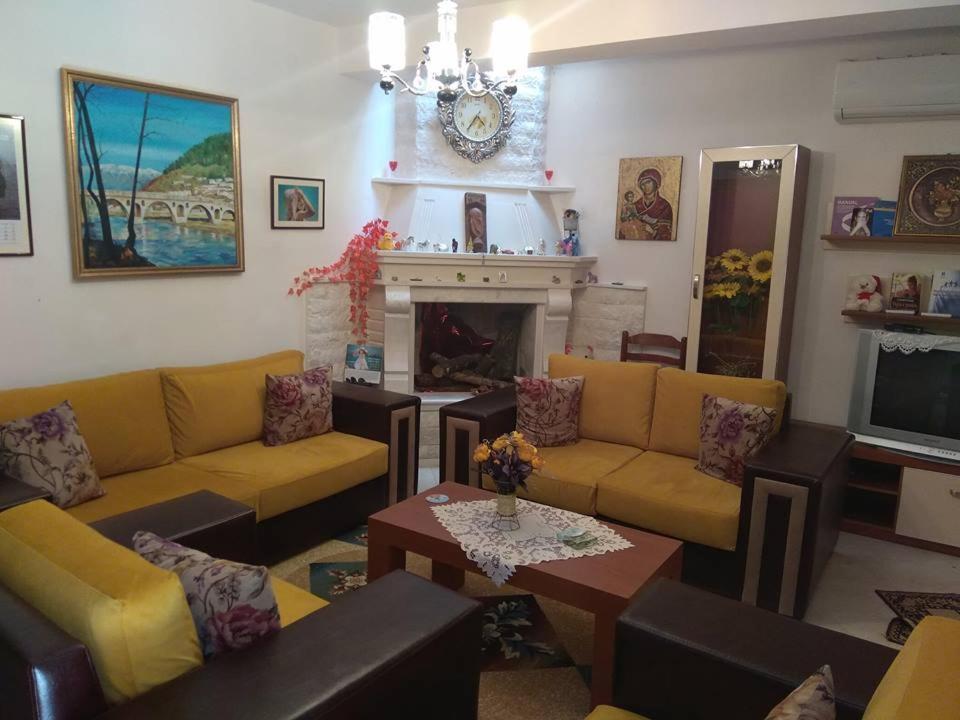 Guesthouse Hlias Gloria เบราท ภายนอก รูปภาพ
