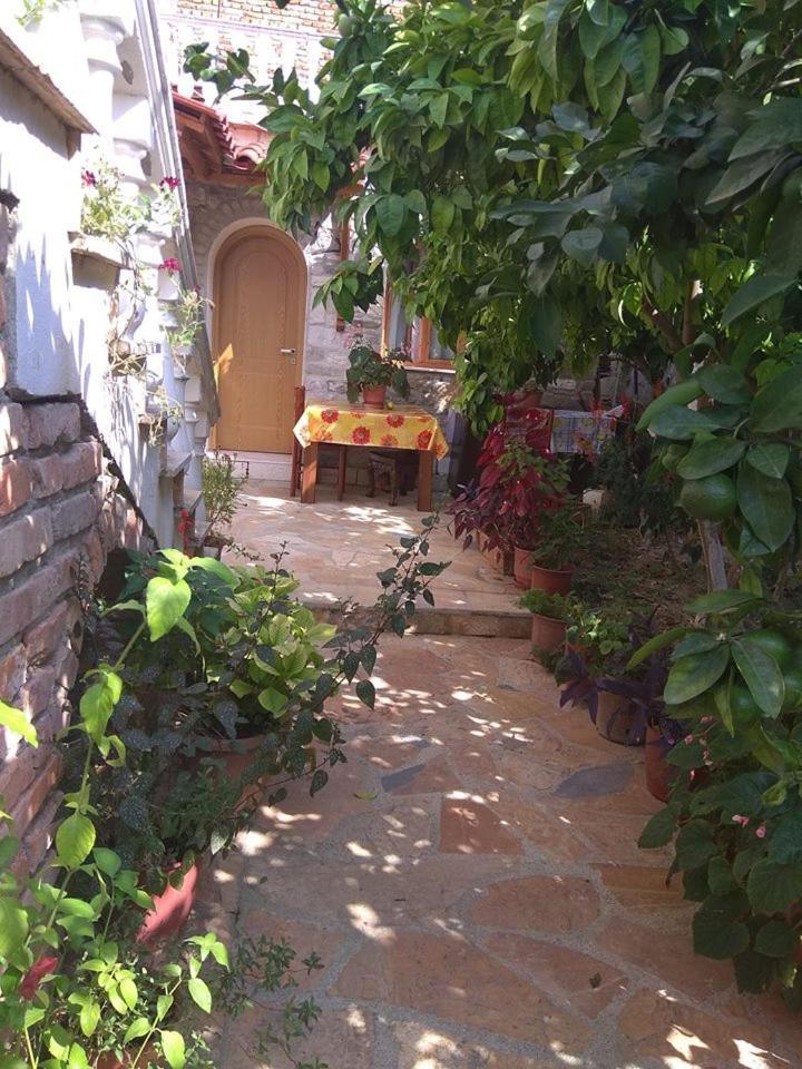 Guesthouse Hlias Gloria เบราท ภายนอก รูปภาพ