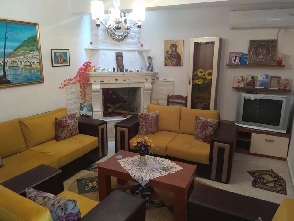 Guesthouse Hlias Gloria เบราท ภายนอก รูปภาพ