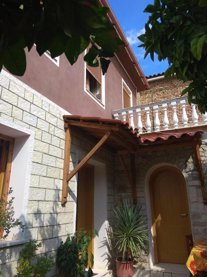 Guesthouse Hlias Gloria เบราท ภายนอก รูปภาพ